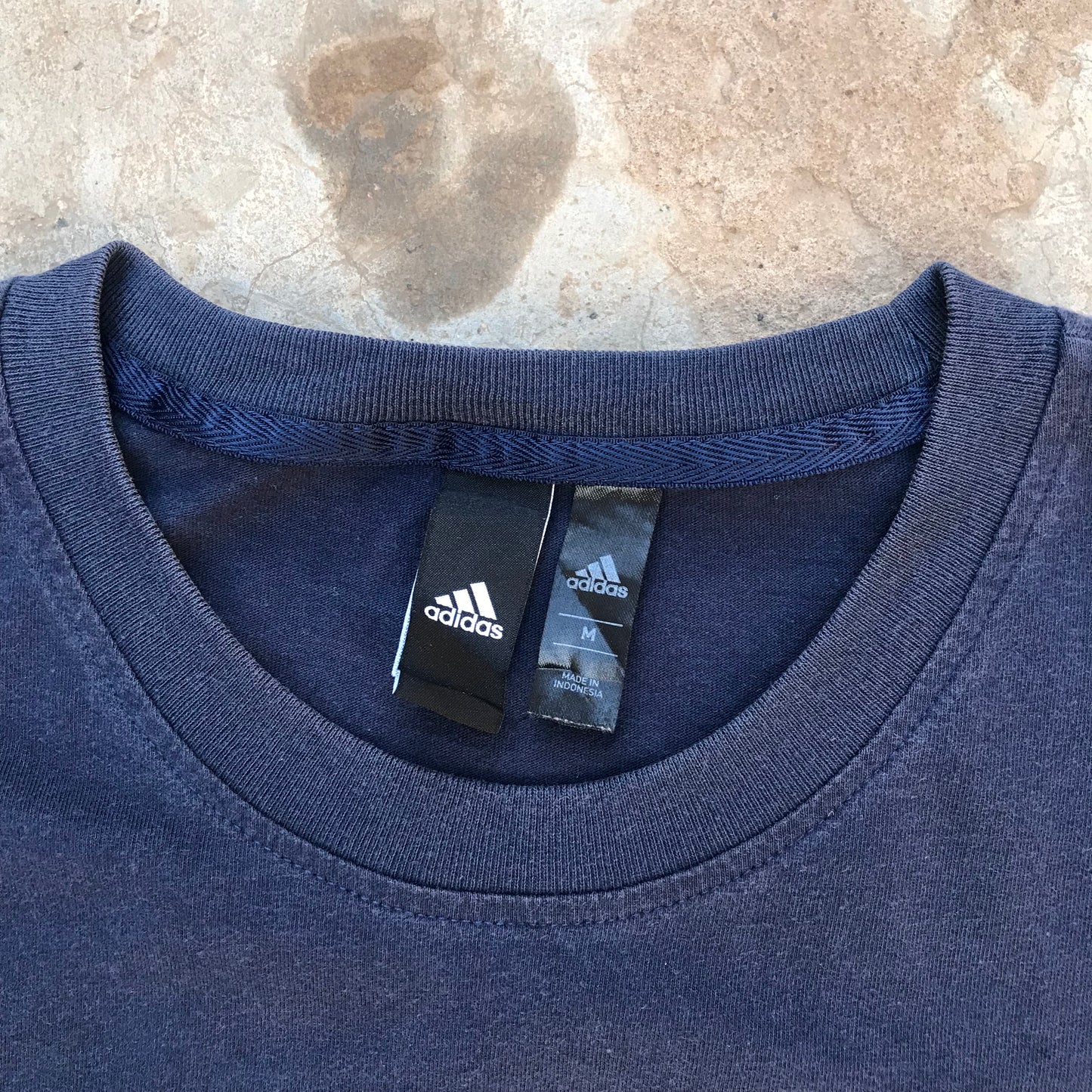 Adidas - MEDIUM - T Shirt